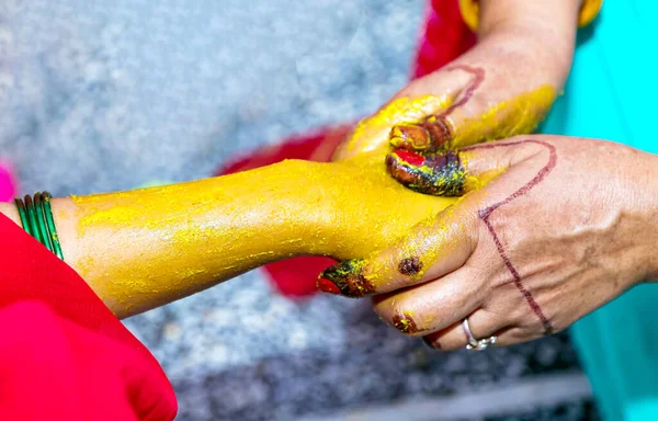 Pastă Indiană Turmeric Haldi Mireasă Mână — Fotografie, imagine de stoc