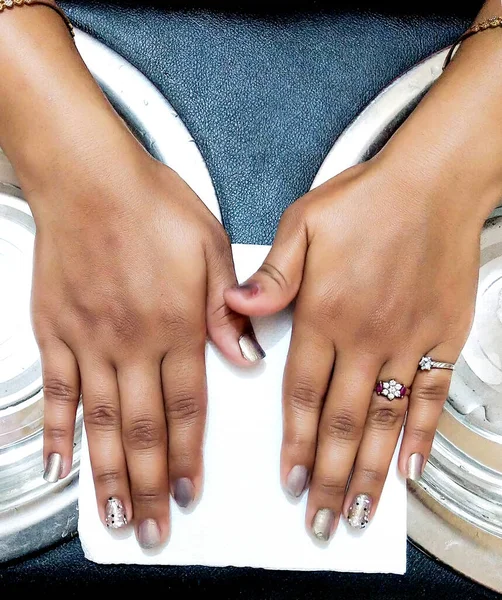 Vrouwen Handen Met Een Stijlvolle Manicure Bij Schoonheidssalon — Stockfoto