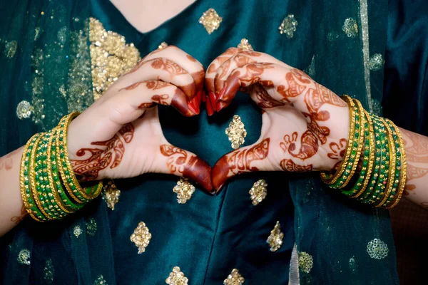 Una Novia India Haciendo Forma Corazón Por Sus Manos —  Fotos de Stock