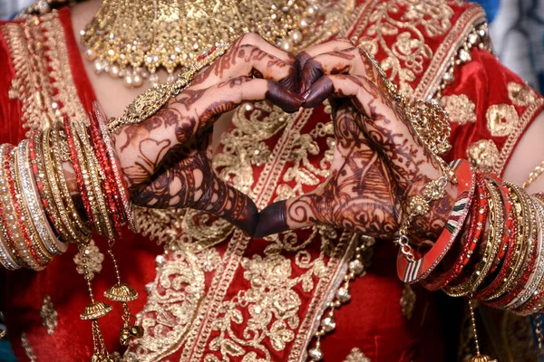 Μια Ινδή Νύφη Που Φτιάχνει Σχήμα Καρδιάς Από Χέρια Της — Φωτογραφία Αρχείου