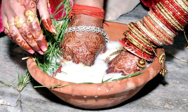 新娘和新郎在北印度婚礼 结婚仪式上找到了戒指游戏 印度教文化传统仪式 — 图库照片