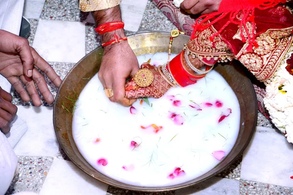 Menyasszony Vőlegény Játszik Megtalálni Gyűrű Játék Észak Indiai Esküvő Házasság — Stock Fotó