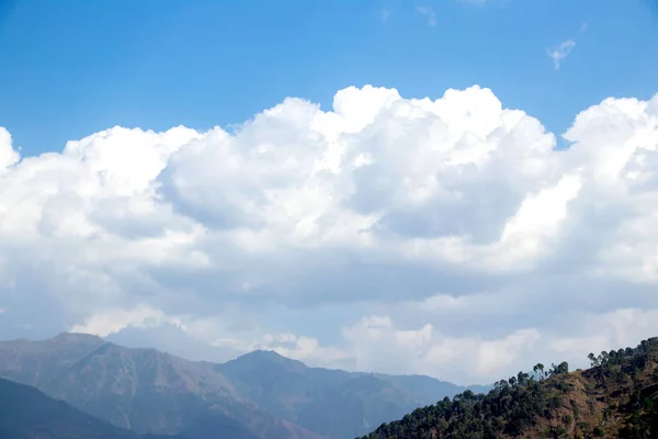 Ένα Γραφικό Πλάνο Των Όμορφων Cloudscape Ενάντια Στο Γαλάζιο Ουρανό — Φωτογραφία Αρχείου