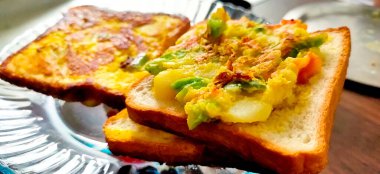 Kahvaltı ve sandviçler için iki kıtır sebzeli ekmek.