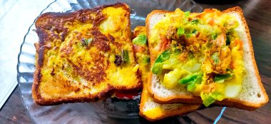 Kahvaltı ve sandviçler için iki kıtır sebzeli ekmek.