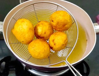 Patates kroketi. Patates püresi. Ekmekli ve bol yağda kızartılmış..