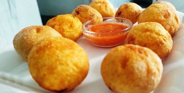Patates kroketi. Patates püresi. Ekmekli ve bol yağda kızartılmış..