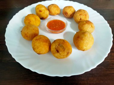 Patates kroketi. Patates püresi. Ekmekli ve bol yağda kızartılmış..