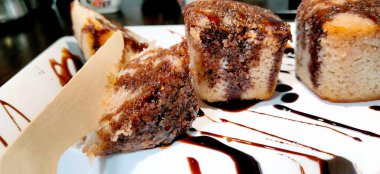 Beyaz tepsiye yerleştirilmiş Semolina kekleri.