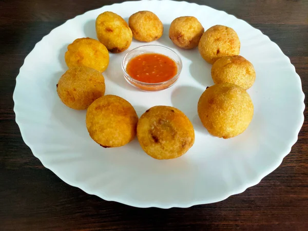 Croquetas Papa Bolas Puré Papas Empanadas Fritas Servidas Con Salsa —  Fotos de Stock