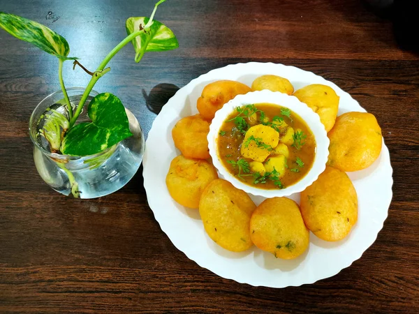 Jharkhand Terkenal Snack Dhuska Dengan Kari Kentang Makanan Jalanan Ranchi — Stok Foto