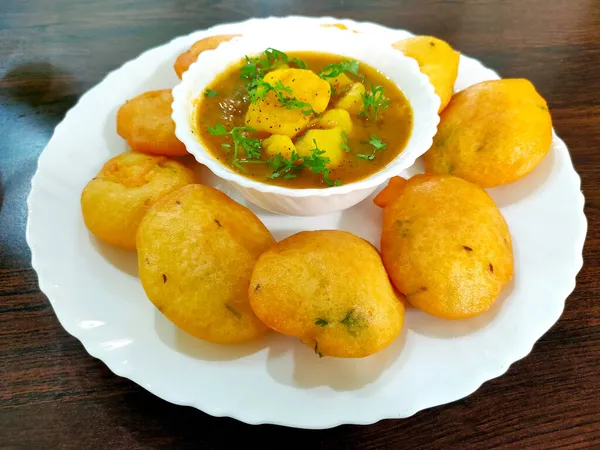 Egy Jharkhand Híres Snack Dhuska Krumplis Curryvel Ranchi Utcai Eledele — Stock Fotó