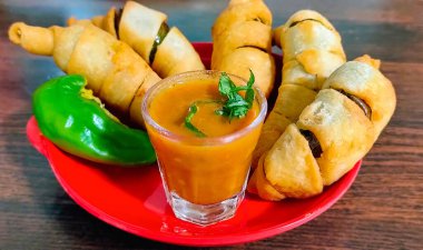 Hint Sos ve Chili Pakora, Mirchi Bajji, Mirchi Vada, Mirchi Bada, Chili Cutlet veya Chili Bajji olarak da bilinir. Hindistan 'dan popüler bir çay saati atıştırmalığı.