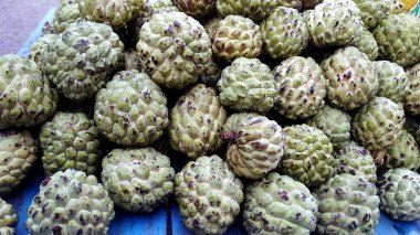 Taze pazarda satılacak elmalı krema meyvesi. Annona reticulata