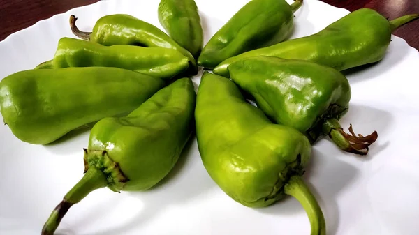 Chiles Verdes Grandes Frescos Dispuestos Plato Blanco Sobre Fondo Madera — Foto de Stock