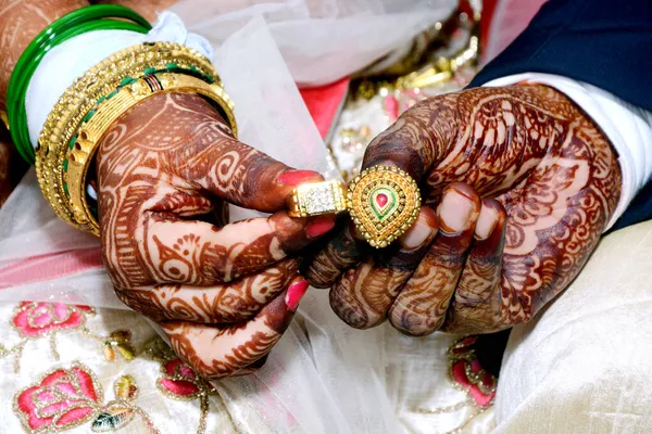 Braut Und Bräutigam Halten Zeigen Hochzeitsschmuckringe — Stockfoto