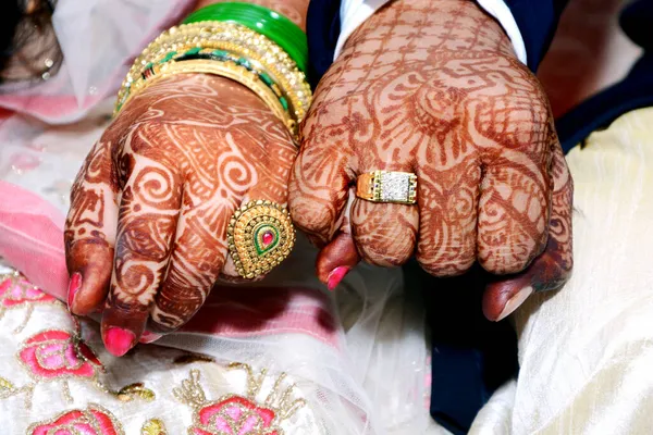 Noiva Noivo Mãos Segurando Mostrando Casamento Jóias Anéis — Fotografia de Stock