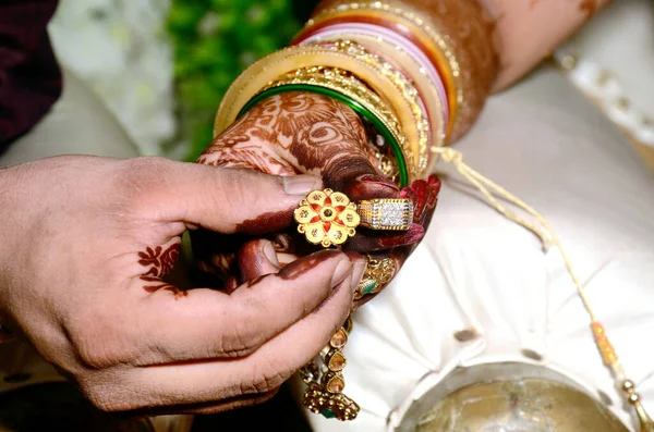 Νύφη Και Γαμπρός Χέρια Κρατώντας Δείχνοντας Δαχτυλίδια Κοσμήματα Γάμου — Φωτογραφία Αρχείου