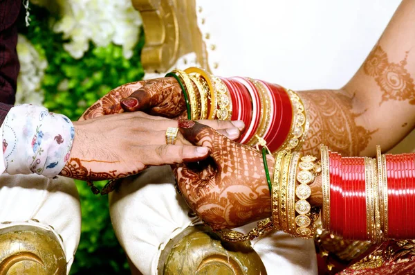 Bär Ring Vid Förlovningsceremonin Indien — Stockfoto