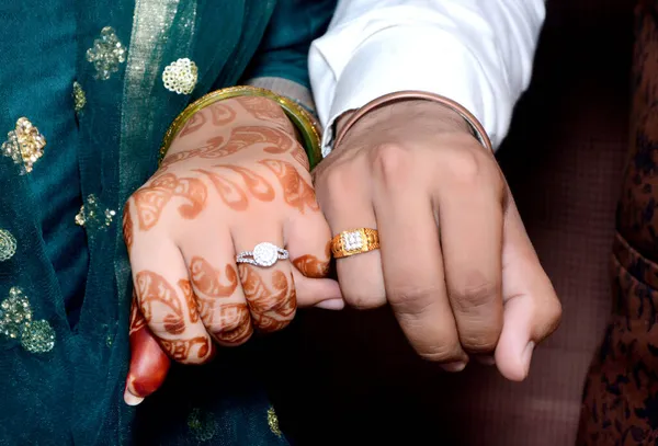 Noiva Noivo Mãos Segurando Mostrando Casamento Jóias Anéis — Fotografia de Stock