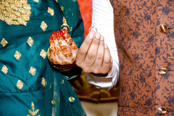 新娘和新郎手牵着并展示婚礼珠宝戒指 — 图库照片