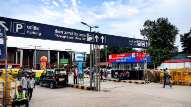 Delhi, Hindistan, Eylül 2021: Yeni Delhi tren istasyonu girişi
