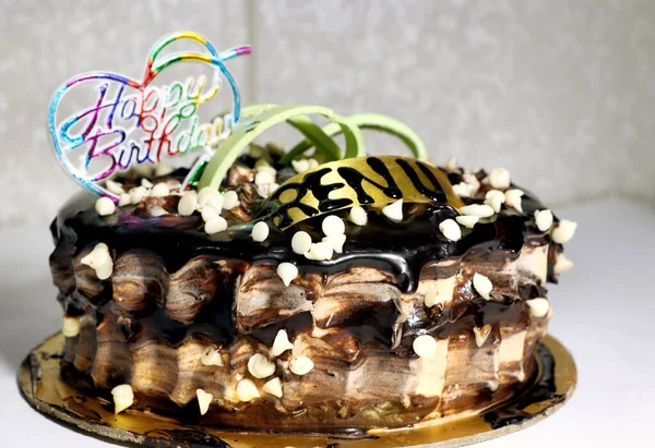 Masada Kremalı Fındıklı Lezzetli Bir Doğum Günü Çikolatalı Keki — Stok fotoğraf