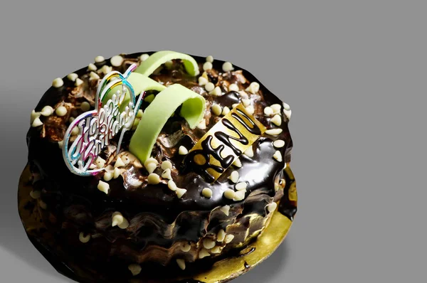Masada Kremalı Fındıklı Lezzetli Bir Doğum Günü Çikolatalı Keki — Stok fotoğraf