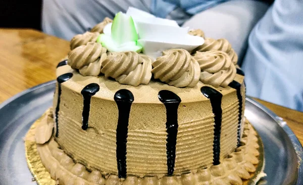 Saboroso Bolo Chocolate Decorado Aniversário Com Creme Nozes Mesa — Fotografia de Stock