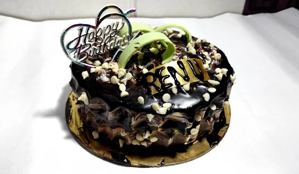 Вкусный Шоколадный Торт Сливками Орехами Столе — стоковое фото