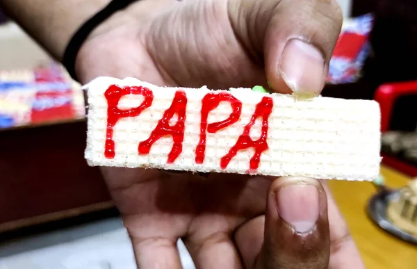 Menino Segurar Biscoito Com Texto Papa — Fotografia de Stock