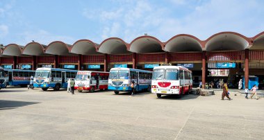 Hansi, Haryana, Kasım 2021: Haryana Roadways otobüsleri Haryana 'da bir kentin otobüs durağına park edildi