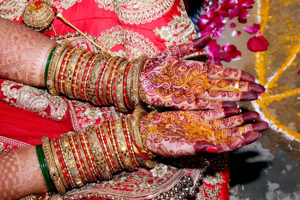 ハルディ結婚式の儀式インドの神聖なインドの結婚式の儀式の始まり — ストック写真