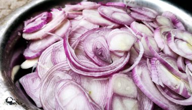 Üst manzara dilimlenmiş organik kırmızı soğan tabağı.