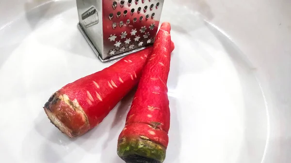 Kawałek Świeżej Czerwonej Słodkiej Marchewki Trzymany Talerzu — Zdjęcie stockowe