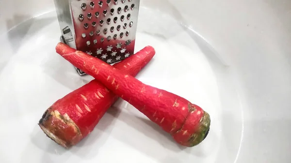 Ένα Μάτσο Φρέσκα Κόκκινα Και Γλυκά Καθαρισμένα Καρότα Που Φυλάσσονται — Φωτογραφία Αρχείου