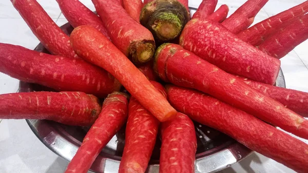 Manojo Zanahorias Frescas Rojas Peladas Dulces Guardadas Plato — Foto de Stock