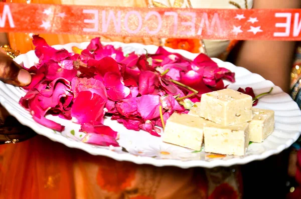 Egy Közeli Felvétel Egy Indiai Nőről Aki Virágszirmokkal Kezében Tart — Stock Fotó