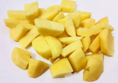 Beyaz arka planda izole edilmiş bir tabakta doğranmış patates.