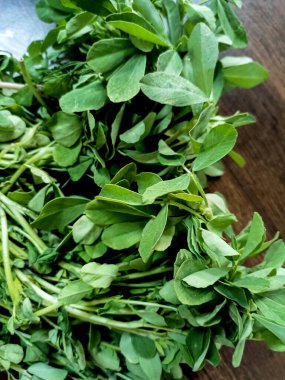 Hindistan 'da bir markette satılık sağlıklı ve besleyici taze yeşil bir çınar ağacı.