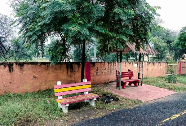 Piros Betonszék Vagy Pad Falu Vasútállomásán Indiában Való Üléshez Pihenéshez — Stock Fotó