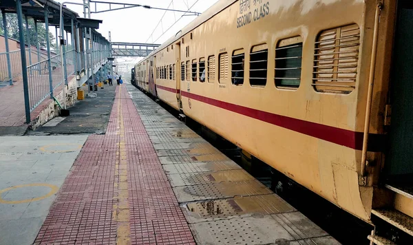 Delhi Indie Wrzesień 2021 Indyjski Pociąg Kolejowy Peronie Indyjskie Koleje — Zdjęcie stockowe