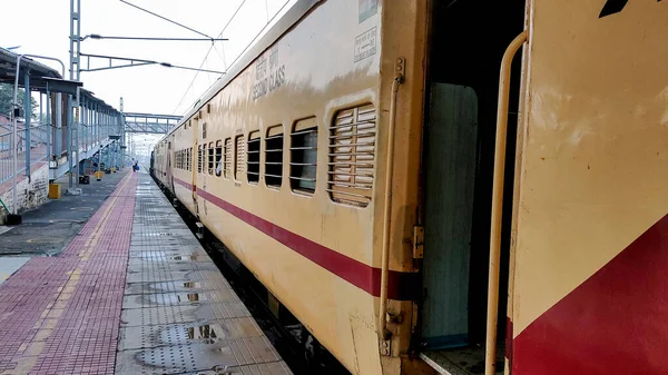 Delhi Indien September 2021 Ett Indiskt Järnvägståg Plattform Indiska Järnvägar — Stockfoto