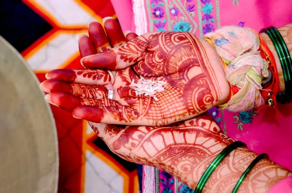 Индийская Невеста Исполняющая Обряды Держащая Рис Своих Руках Время Свадебной — стоковое фото