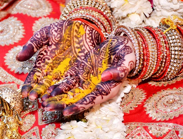 ハルディ結婚式の儀式インドの神聖なインドの結婚式の儀式の始まり — ストック写真