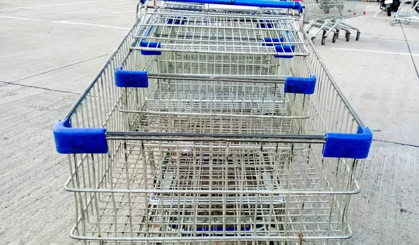 Gerobak Belanja Supermarket Kosong Luar Tempat Parkir India — Stok Foto