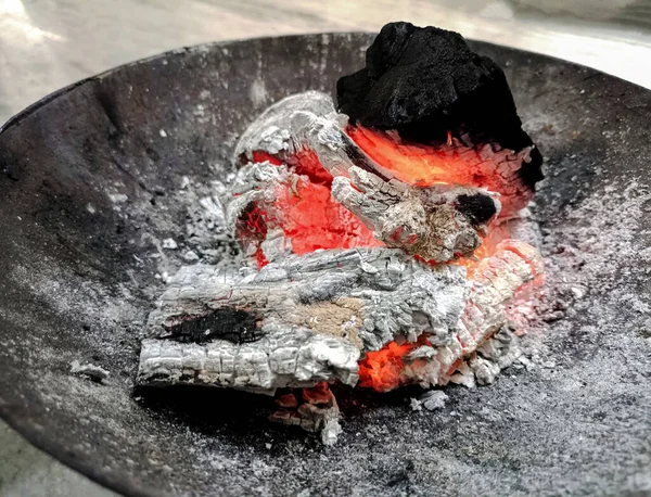 Κούτσουρα Καίγονται Στη Φωτιά Κοντινό Πλάνο Καυσόξυλων Κάρβουνων Ινδιάνικο Χωριό — Φωτογραφία Αρχείου