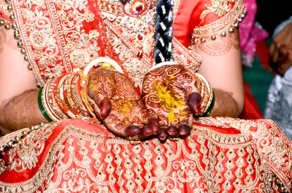 Een Indiase Bruid Toont Haar Hand Mehndi Tatoeages Ontwerp — Stockfoto