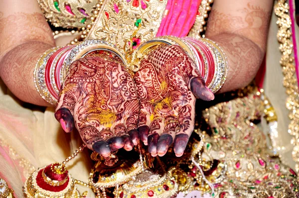 Indian Bride Showing Her Hand Mehndi Tattoos Design — Stock fotografie