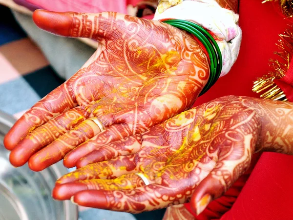 Indian Bride Showing Her Hand Mehndi Tattoos Design — Stockfoto